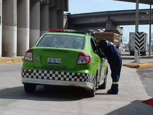Los tomó en pleno acto de soborno, estaban obstruyendo el tráfico y recibiendo una 'mordida'.