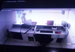 Ladrón se lleva mochila en ventanilla de venta.