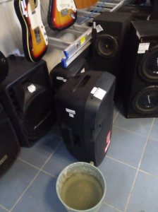 Hasta ponen cubetas para acumular las goteras.