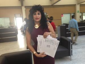 La regidora perredista, Isabel Morales, se manifiesta ante el Congreso esta tarde.