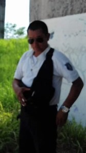 Este es uno de los oficiales que persiguió al ciudadano para amenazarlo.