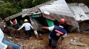 Una vivienda de lámina, se desplomó.