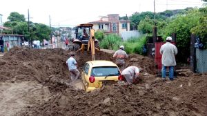 Sacan el vehículo enterrado por el lodazal, a causa de lluvias.