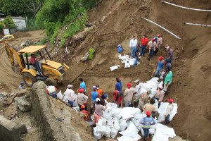 Ponen costalillas para evitar más deslaves.