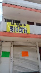 Aquí en Hidalgo 402 en Coatzacoalcos aparece el domicilio de la constructora SECOTR, la cual representa Marcos Theurel... parte del edificio luce en renta.