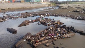 No solo hay canal de aguas negras combinada con aguas pluviales, también hay basura.