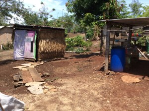 Este tipo de jacales son los que hay en la sierra de Hueyapan de Ocampo, donde viven las personas con discapacidad. Es considerado un municipio donde tiene su asiento la miseria.