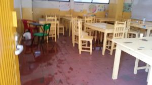 Los salones húmedos por filtraciones de lluvia.