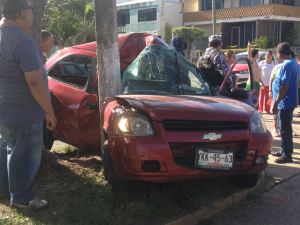 Muere al quedar prensado, no traía cinturón.