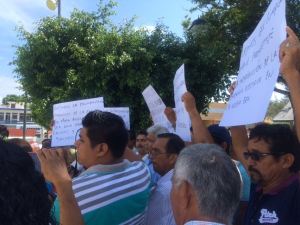 Se manifestan contra el alcalde de Coatzacoalcos.