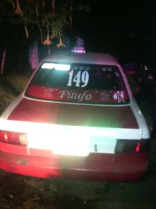 Taxi que impactó a los jóvenes..