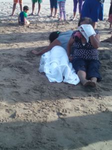 Lloran la muerte del niño.