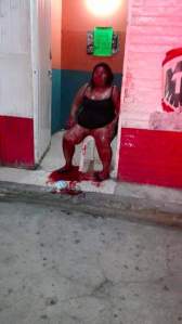 Con heridas de bala, la mesera.