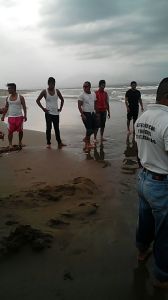 Los pescadores lo regresaron al mar.