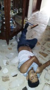 El ladrón quedó muerto en el comedor; la víctima alcanzó a defenderse.