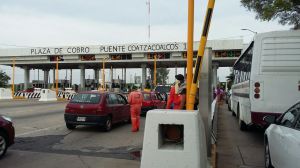 No tienen empleo, deciden tomar la caseta para pedir dinero.