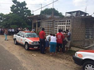 Sus familiares lloran ante su homicidio.