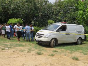 En el levantamiento del cuerpo, por parte de servicios periciales.