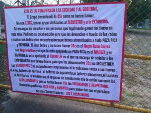 Narco-manta zeta en Poza Rica, afuera de un plantel escolar.