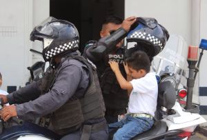 Los niños conocen a elementos de la Secretaría de Seguridad Pública Estatal