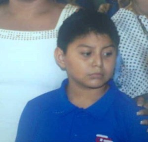 El pequeño Cristian, de solo 12 años-... secuestrado.