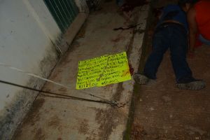 Les dejaron un narcomensaje.