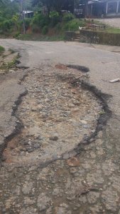 Está llena de hoyancos, quieren asfaltado.