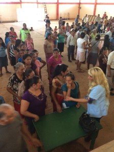 También dieron asistencia médica.