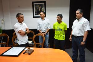 Le entregan reconocimiento.