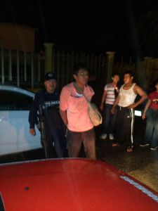 Los taxistas atraparon a un ladrón y le dieron su 'calentadita'.