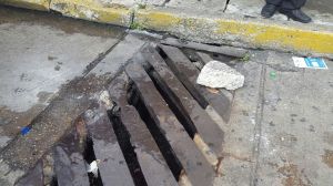 Cayó en esta trampa del municipio. Un riesgo a la integridad física de los ciudadanos.