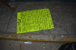 Le dejaron estas narco-mantas.