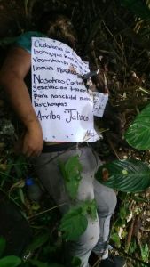 Hallan cuerpo con narcomensaje, en Moloacán.