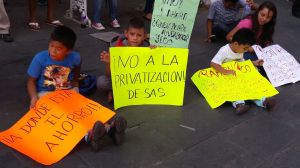 Se manifiestan trabajadores del SAS Veracruz. 