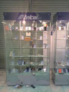 Saquearon la tienda Telcel de Coatzacoalcos, sobre la avenida Zaragoza.