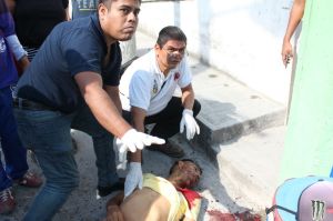 Le rociaron de balas, su cuerpo quedó tendido.