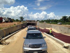 Ya transitan los vehículos bajo el río.