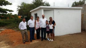  Ayer por la mañana, el titular de la SEDATU supervisaron algunos de los cuartos construidos en las colonias populares de Coatzacoalcos.