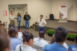 Roberto Bischoff, director general de BRASKEM IDESA, les da la bienvenida.