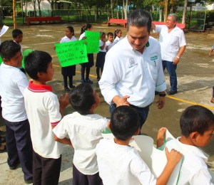 Visitó escuelas.