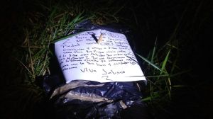 Encontraron narco-mensaje. Lo dejaron al lado de los cuerpos.