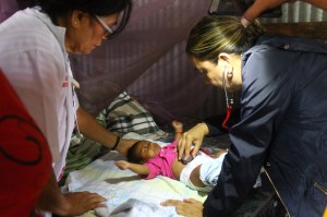 Brigadas médicas a afectados por inundaciones.