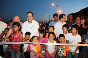 El presidente municipal Joaquín Caballero inauguró anoche la nueva vialidad.