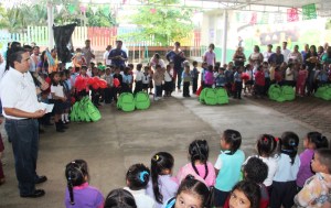 En su visita a escuelas.