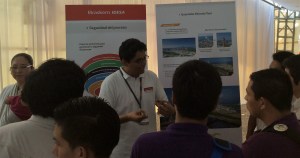 Personal autorizado responde cada una de las preguntas de los asistentes.