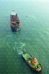 Burgos entrando por la bocana del río Coatzacoalcos.