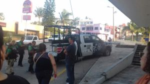 La unidad de la Fuerza Civil se desvió hacia la banqueta, donde salió disparado el elemento que iba en la batea.