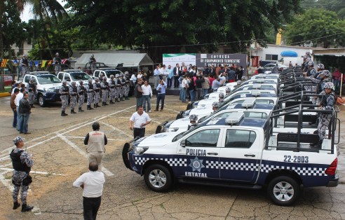 entrega-de-camionetas-y-equipo-a-la-ssp-12