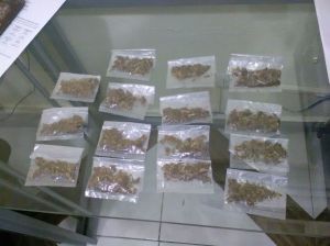 Tenía también grapas de mariguana.