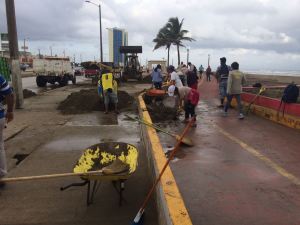 Limpieza en el malecón costero.
